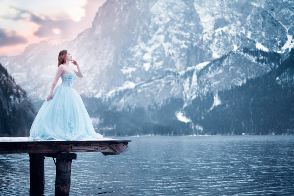 Eine Frau steht am Steg am Altausseer See