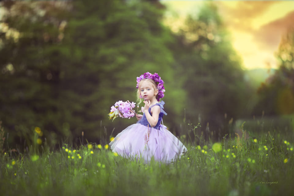 Ein Mädchen beim Kirschblüten Fotoshooting in der Wiese